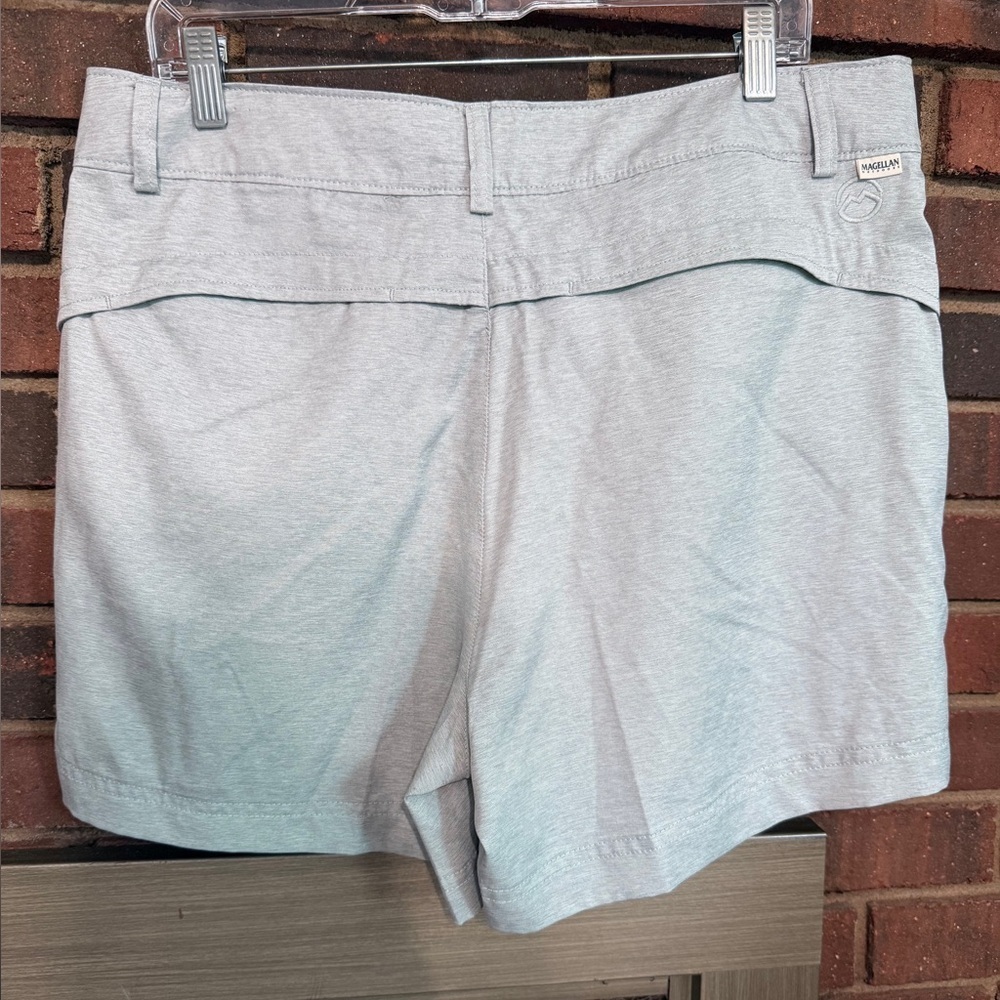Magellan gray outdoor shorts size L
(#2 photo is true color)
